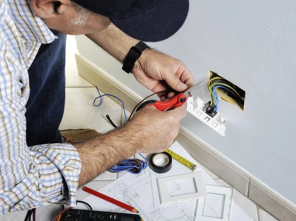 Bir konut elektrik sisteminde çalışan elektrikçi