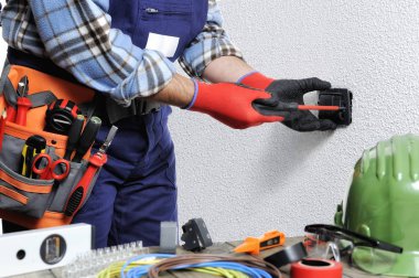 Elektrikçi Emanet bir konut elektrik sistemi üzerinde çalışmak