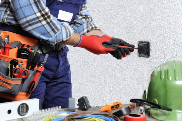 Elektriker bei der Arbeit in Sicherheit an einem elektrischen Wohnsystem — Stockfoto