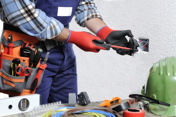 Electricista en el trabajo con seguridad en un sistema eléctrico residencial — Foto de Stock