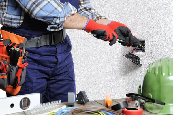 Elektriker bei der Arbeit in Sicherheit an einem elektrischen Wohnsystem — Stockfoto