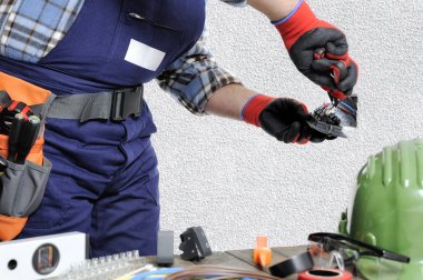 Elektrikçi Emanet bir konut elektrik sistemi üzerinde çalışmak