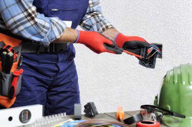 Elektrikçi Emanet bir konut elektrik sistemi üzerinde çalışmak
