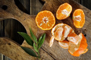 Taze clementines taze dilimleri ve takozlar ahşap üzerine aldı