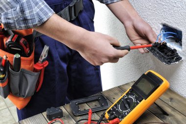 Genç elektrikçi bir konut elektrik installati çalışma