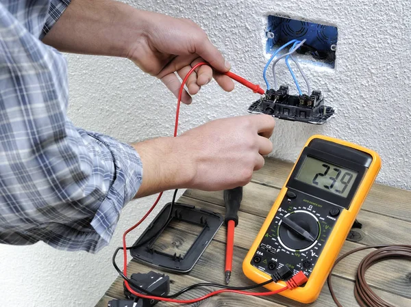 Joven electricista trabajando en una instalación eléctrica residencial — Foto de Stock