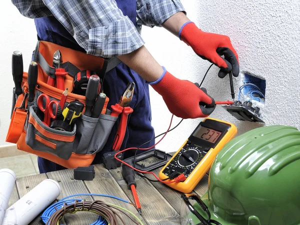 Jovem técnico eletricista trabalha em conformidade com as normas de segurança — Fotografia de Stock