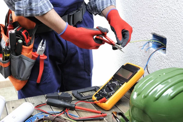 Joven técnico electricista trabaja de acuerdo con personal de seguridad — Foto de Stock