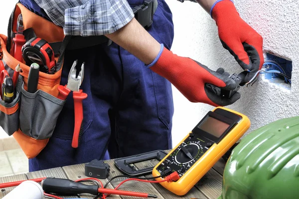 Young electrician technician works in compliance with safety sta — Stock Photo, Image