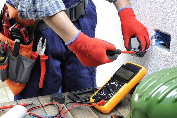 Jovem técnico eletricista trabalha em conformidade com as normas de segurança — Fotografia de Stock