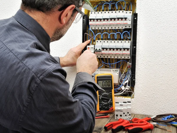 Elektrikçi Teknisyen bir resid koruyucu kask ile iş yerinde