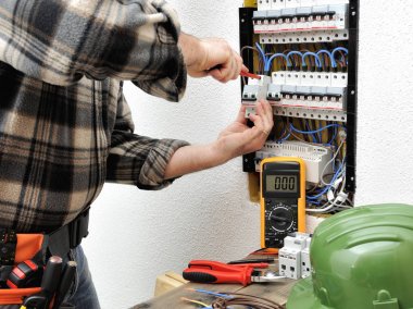 Elektrikçi Teknisyen anda konut elektrik paneli üzerinde