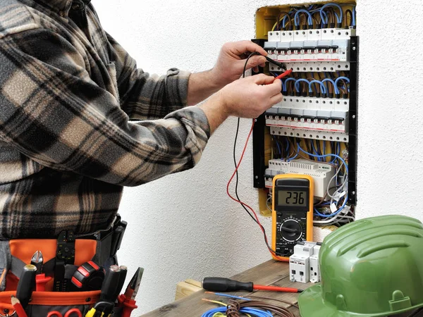 Técnico electricista trabajando en un panel eléctrico residencial — Foto de Stock