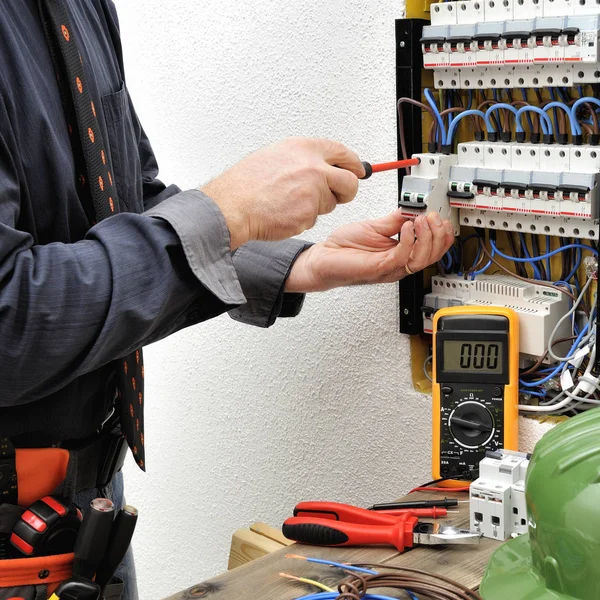Técnico eletricista elegante no trabalho em um elétrico residencial — Fotografia de Stock