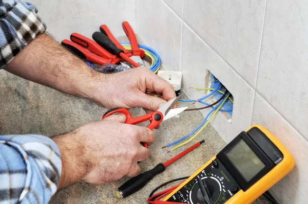 Elektricien technicus op het werk op een residentiële elektrische systeem. — Stockfoto