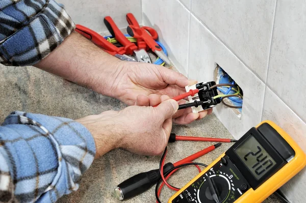 Elektricien technicus op het werk op een residentiële elektrische systeem. — Stockfoto