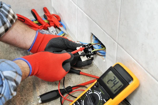 Técnico electricista trabajando de forma segura en un sistema eléctrico residencial . — Foto de Stock