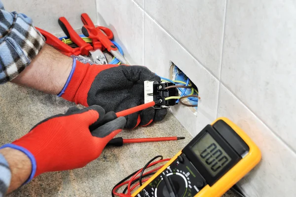 Técnico de eletricista trabalhando com segurança em um sistema elétrico residencial . — Fotografia de Stock