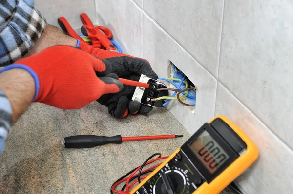Técnico electricista trabajando de forma segura en un sistema eléctrico residencial . —  Fotos de Stock
