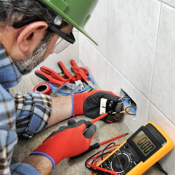 Técnico electricista trabajando de forma segura en un sistema eléctrico residencial . —  Fotos de Stock