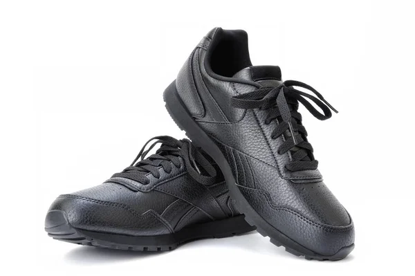 Černé Dámské sportovní boty na bílém pozadí. — Stock fotografie