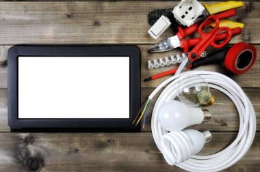 Ahşap arka plan üzerinde iş araçları ve elektrik sistemi bileşenleri Üstten Görünüm