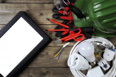 Ahşap arka plan üzerinde iş araçları ve elektrik sistemi bileşenleri Üstten Görünüm