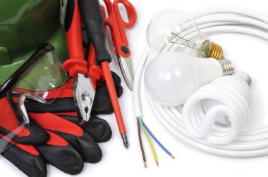 Beyaz arka plan üzerinde çalışma araçları ve elektrik sisteminin bileşenleri Üstten Görünüm.