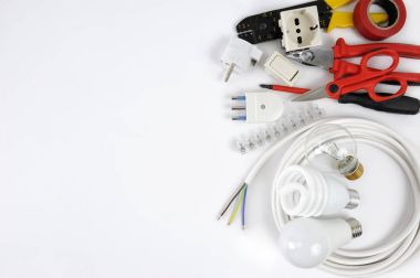 Beyaz arka plan üzerinde çalışma araçları ve elektrik sisteminin bileşenleri Üstten Görünüm.