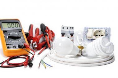 Yakın çekim çalışma araçları ve beyaz arka plan üzerinde elektrik sisteminin bileşenleri.