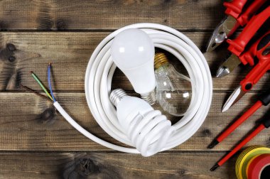 Antika ahşap arka plan üzerinde iş araçları ve elektrik sistemi bileşenleri Üstten Görünüm.
