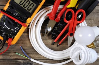 Antika ahşap arka plan üzerinde iş araçları ve elektrik sistemi bileşenleri Üstten Görünüm.