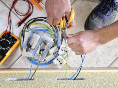 Elektrikçi Teknisyen anda konut elektrik sistemi üzerinde