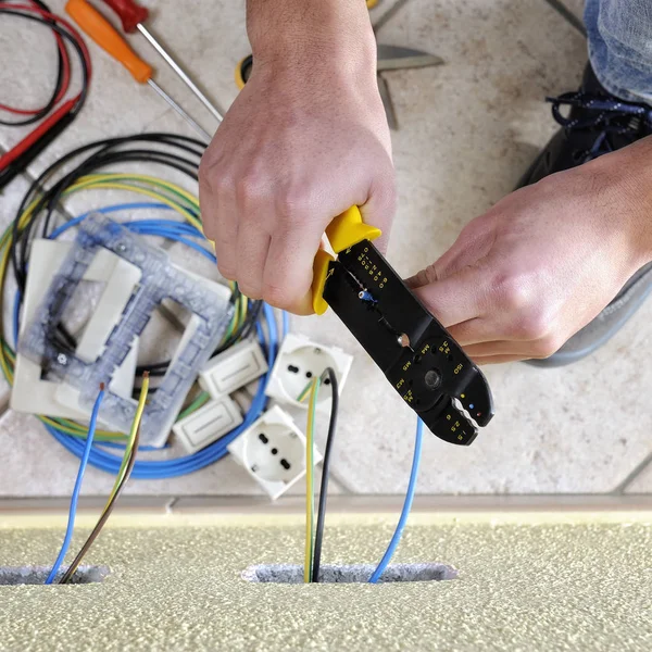 Elektriker-Techniker bei der Arbeit an einem elektrischen Wohnsystem — Stockfoto