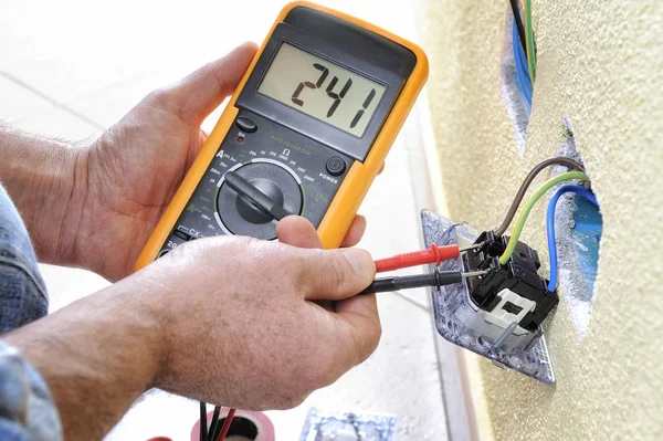 Elektriker-Techniker bei der Arbeit an einem elektrischen Wohnsystem — Stockfoto
