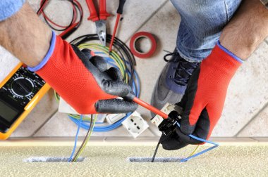 Elektrikçi Teknisyen konut elektrik sistemindeki güvenlik ekipmanları ile iş yerinde