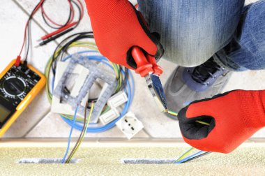 Elektrikçi Teknisyen konut elektrik sistemindeki güvenlik ekipmanları ile iş yerinde