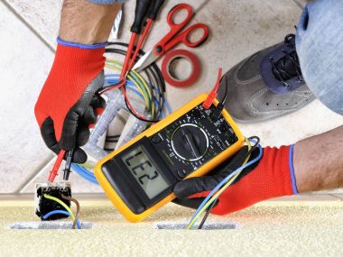 Elektrikçi Teknisyen konut elektrik sistemindeki güvenlik ekipmanları ile iş yerinde
