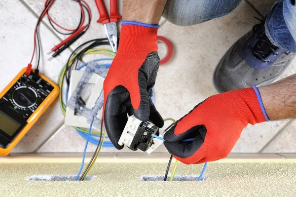 Elektrikçi Teknisyen konut elektrik sistemindeki güvenlik ekipmanları ile iş yerinde