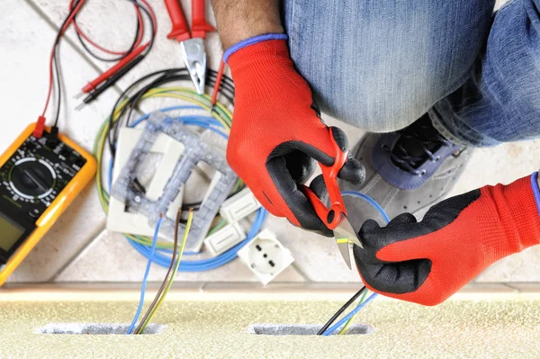 Elektrikçi Teknisyen konut elektrik sistemindeki güvenlik ekipmanları ile iş yerinde