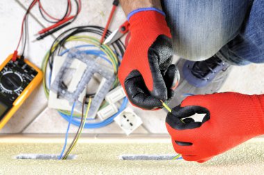 Elektrikçi Teknisyen konut elektrik sistemindeki güvenlik ekipmanları ile iş yerinde