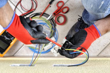 Elektrikçi Teknisyen konut elektrik sistemindeki güvenlik ekipmanları ile iş yerinde