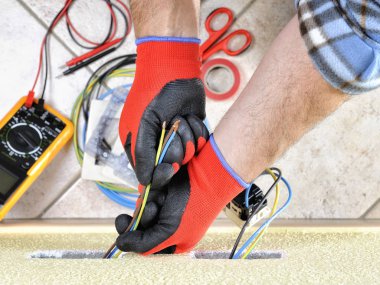Elektrikçi Teknisyen konut elektrik sistemindeki güvenlik ekipmanları ile iş yerinde