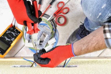 Elektrikçi Teknisyen konut elektrik sistemindeki güvenlik ekipmanları ile iş yerinde