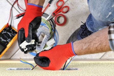 Elektrikçi Teknisyen konut elektrik sistemindeki güvenlik ekipmanları ile iş yerinde