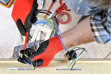 Elektrikçi Teknisyen konut elektrik sistemindeki güvenlik ekipmanları ile iş yerinde