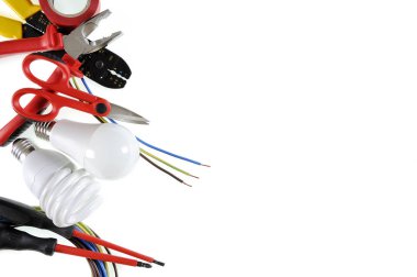 Beyaz arka plan üzerinde çalışma araçları ve elektrik sisteminin bileşenleri Üstten Görünüm.
