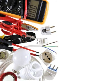 Beyaz arka plan üzerinde çalışma araçları ve elektrik sisteminin bileşenleri Üstten Görünüm.