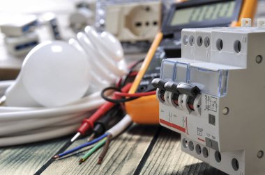 Elektrik bileşenleri ve ahşap arka plan ekipman Close-Up