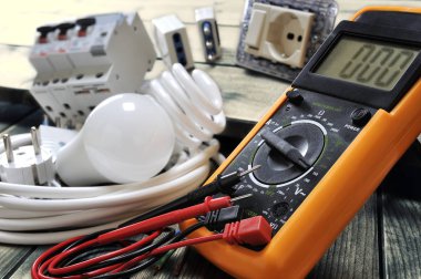 Elektrik bileşenleri ve ahşap arka plan ekipman Close-Up